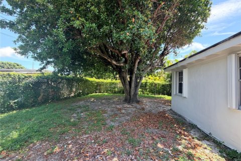 House in Miami, Florida 3 bedrooms, 177.63 sq.m. № 2086636 - photo 18