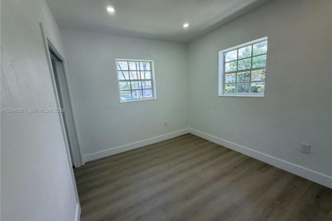 House in Miami, Florida 3 bedrooms, 177.63 sq.m. № 2086636 - photo 13