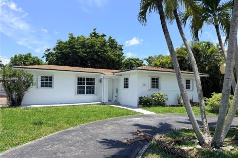House in Miami, Florida 3 bedrooms, 177.63 sq.m. № 2086636