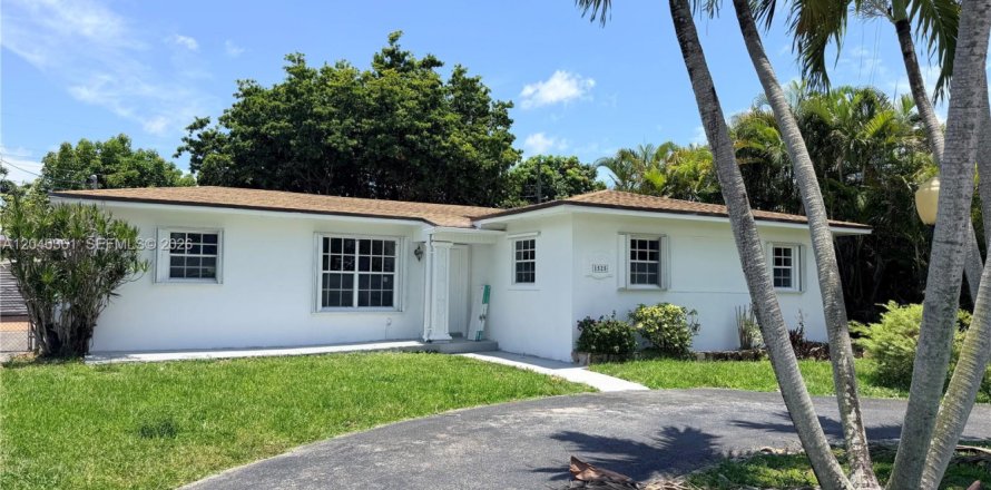 House in Miami, Florida 3 bedrooms, 177.63 sq.m. № 2086636