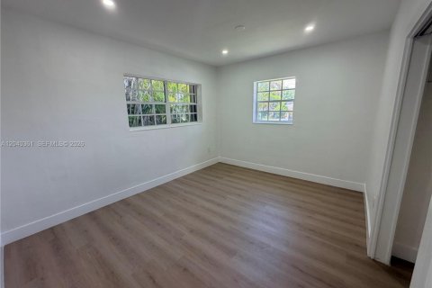 House in Miami, Florida 3 bedrooms, 177.63 sq.m. № 2086636 - photo 12