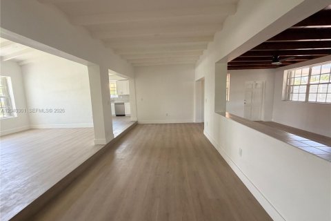 House in Miami, Florida 3 bedrooms, 177.63 sq.m. № 2086636 - photo 6