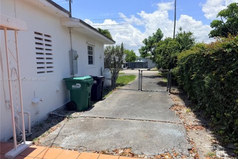 House in Miami, Florida 3 bedrooms, 177.63 sq.m. № 2086636 - photo 15