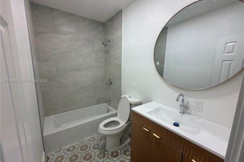 House in Miami, Florida 3 bedrooms, 177.63 sq.m. № 2086636 - photo 14