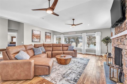 House in Tavares, Florida 5 bedrooms, 275.36 sq.m. № 1716939 - photo 12