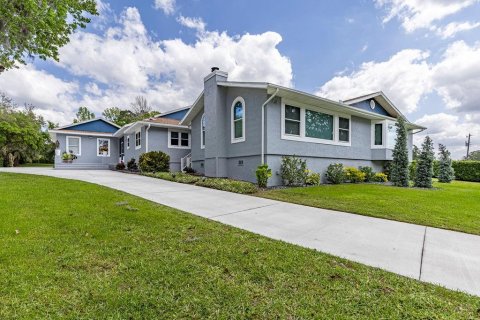 House in Tavares, Florida 5 bedrooms, 275.36 sq.m. № 1716939 - photo 7