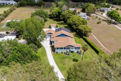 House in Tavares, Florida 5 bedrooms, 275.36 sq.m. № 1716939 - photo 5