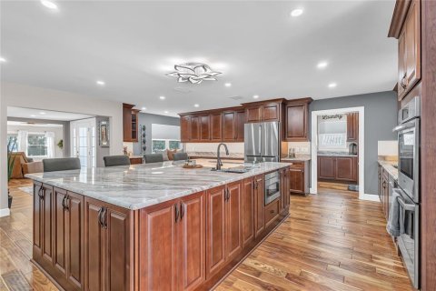 House in Tavares, Florida 5 bedrooms, 275.36 sq.m. № 1716939 - photo 19