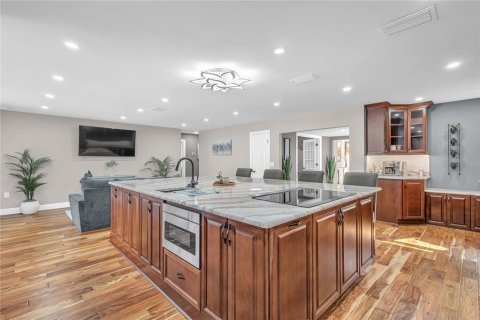 House in Tavares, Florida 5 bedrooms, 275.36 sq.m. № 1716939 - photo 18