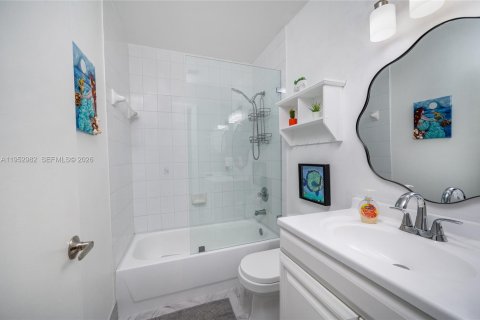 Condo in Miami, Florida, 3 bedrooms  № 2009516 - photo 20