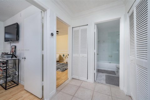 Condo in Miami, Florida, 3 bedrooms  № 2009516 - photo 19