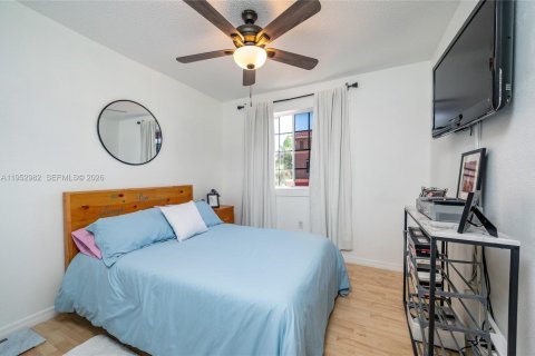 Condo in Miami, Florida, 3 bedrooms  № 2009516 - photo 17