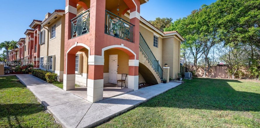 Condo in Miami, Florida, 3 bedrooms  № 2009516