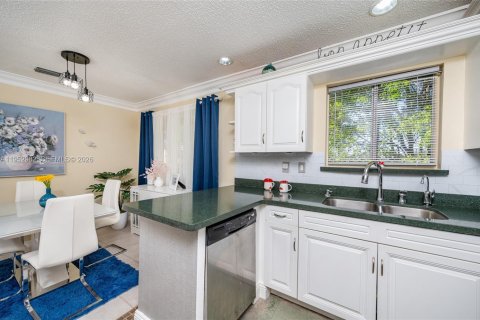 Condo in Miami, Florida, 3 bedrooms  № 2009516 - photo 11