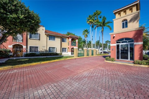 Condo in Miami, Florida, 3 bedrooms  № 2009516 - photo 3