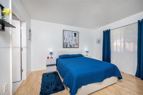 Condo in Miami, Florida, 3 bedrooms  № 2009516 - photo 15