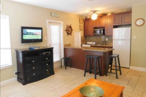 Condo in Hollywood, Florida, 1 bedroom  № 1816392 - photo 3