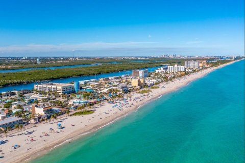 Condo in Hollywood, Florida, 1 bedroom  № 1816392 - photo 7