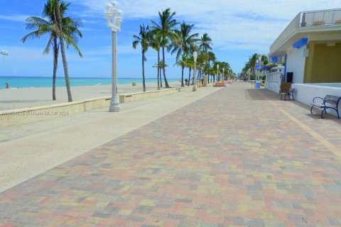 Condo in Hollywood, Florida, 1 bedroom  № 1816392 - photo 9