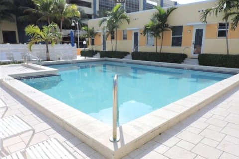 Condo in Hollywood, Florida, 1 bedroom  № 1816392 - photo 1
