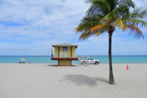Condo in Hollywood, Florida, 1 bedroom  № 1816392 - photo 8