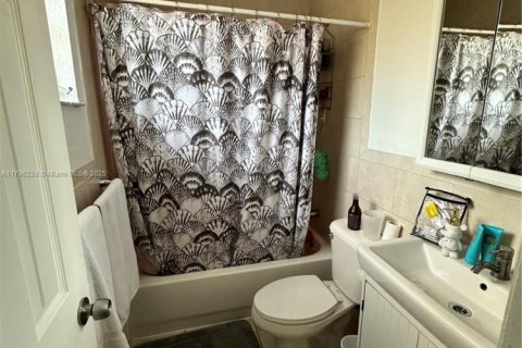 Condo in Miami, Florida, 1 bedroom  № 1711829 - photo 24