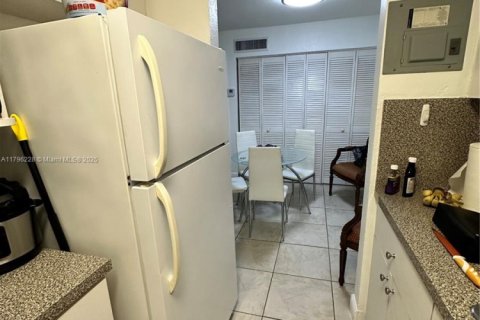 Condo in Miami, Florida, 1 bedroom  № 1711829 - photo 27