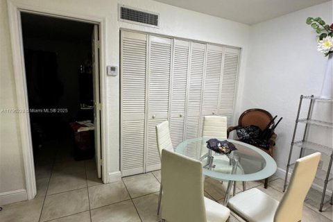 Condo in Miami, Florida, 1 bedroom  № 1711829 - photo 10