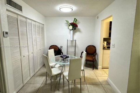 Condo in Miami, Florida, 1 bedroom  № 1711829 - photo 12