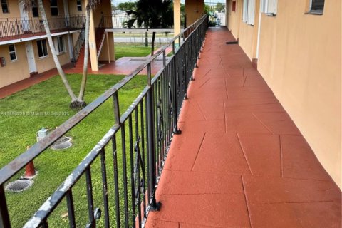 Condo in Miami, Florida, 1 bedroom  № 1711829 - photo 5