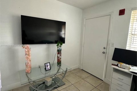 Condo in Miami, Florida, 1 bedroom  № 1711829 - photo 11