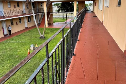 Condo in Miami, Florida, 1 bedroom  № 1711829 - photo 4