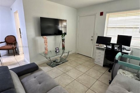 Condo in Miami, Florida, 1 bedroom  № 1711829 - photo 16