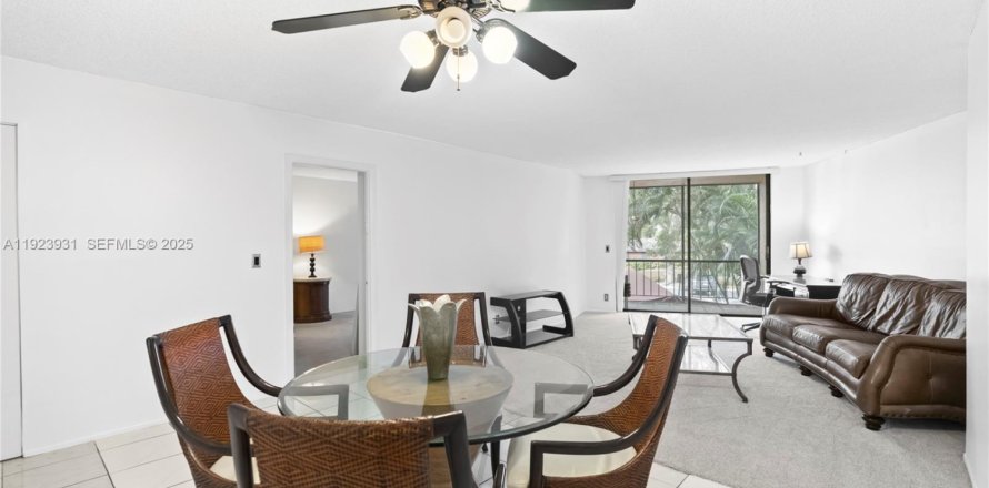 Кондоминиум с 1 спальней в Холливуд, Флорида № 1982335