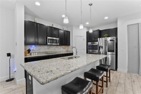 Townhouse in Longwood, Florida 4 bedrooms, 213.12 sq.m. № 2130855 - photo 10