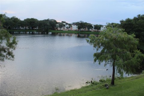 Condo in Hollywood, Florida, 2 bedrooms  № 1924187 - photo 4