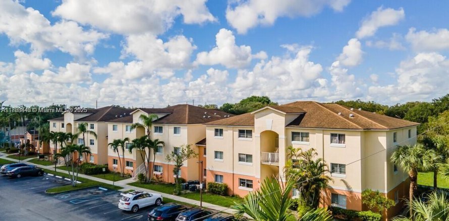Condominio en Hollywood, Florida, 2 dormitorios № 1924187