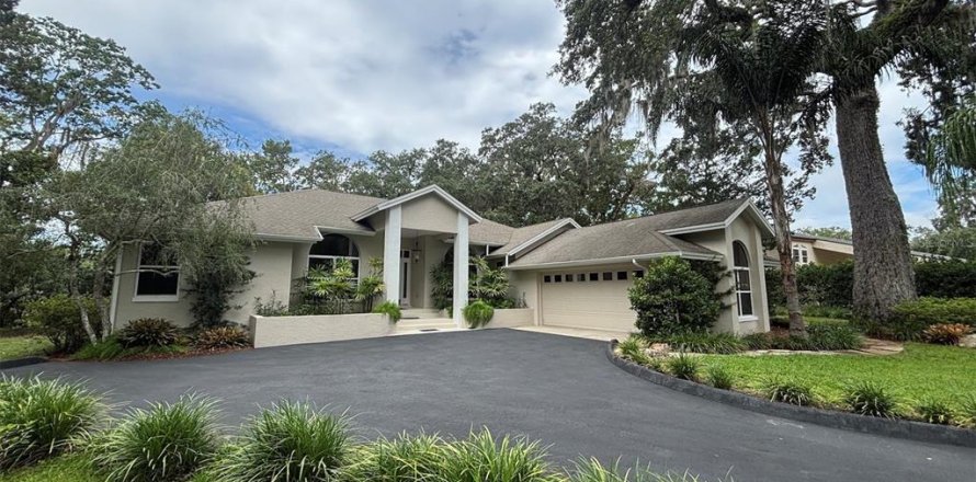 House in Crystal River, Florida 3 bedrooms, 214.88 sq.m. № 1835702