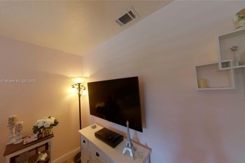 House in Cooper City, Florida 3 bedrooms, 186.92 sq.m. № 1921143 - photo 8