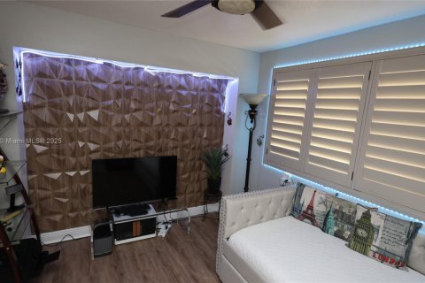 House in Cooper City, Florida 3 bedrooms, 186.92 sq.m. № 1921143 - photo 12