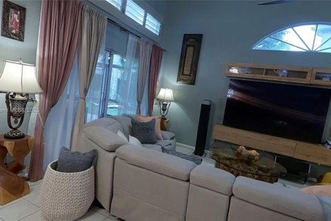 House in Cooper City, Florida 3 bedrooms, 186.92 sq.m. № 1921143 - photo 22