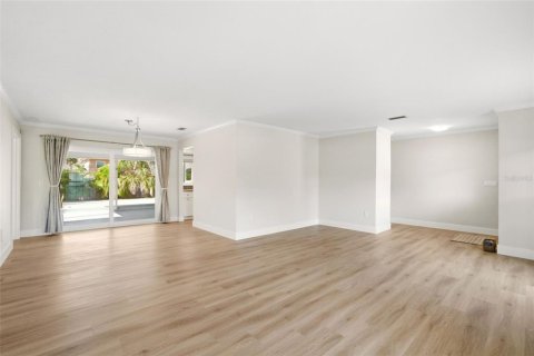 House in Sarasota, Florida 4 bedrooms, 172.71 sq.m. № 2101641 - photo 14