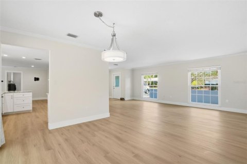 House in Sarasota, Florida 4 bedrooms, 172.71 sq.m. № 2101641 - photo 11