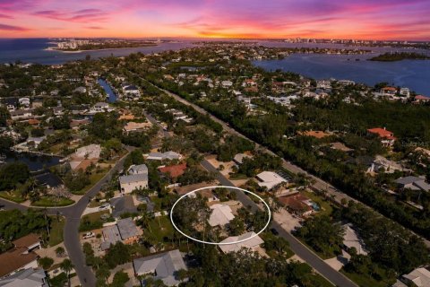 House in Sarasota, Florida 4 bedrooms, 172.71 sq.m. № 2101641 - photo 2