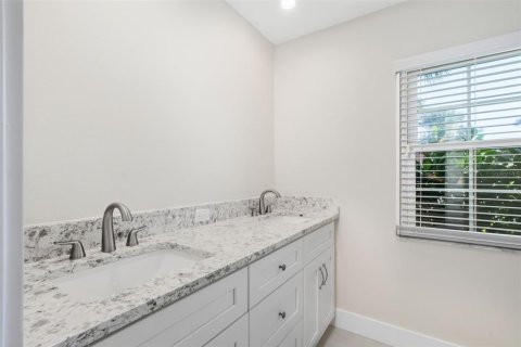 House in Sarasota, Florida 4 bedrooms, 172.71 sq.m. № 2101641 - photo 21