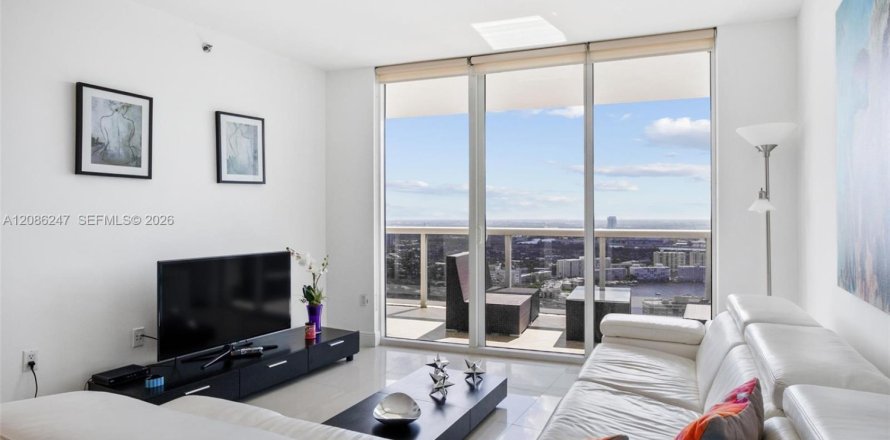Condominio en Hallandale Beach, Florida, 2 dormitorios  № 2355195