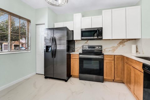 Townhouse in Tamarac, Florida 2 bedrooms, 112.78 sq.m. № 2362845 - photo 8