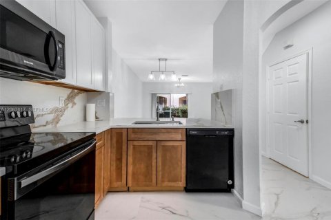 Townhouse in Tamarac, Florida 2 bedrooms, 112.78 sq.m. № 2362845 - photo 10