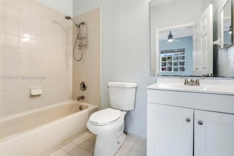 Townhouse in Tamarac, Florida 2 bedrooms, 112.78 sq.m. № 2362845 - photo 23
