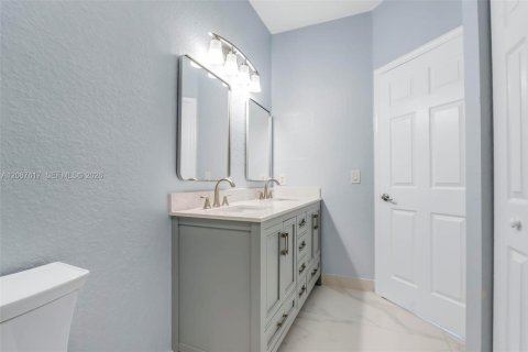 Townhouse in Tamarac, Florida 2 bedrooms, 112.78 sq.m. № 2362845 - photo 17